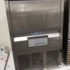 PRODUTTORE DI GHIACCIO A SCAGLIE GRANULARE, RAFFREDDATO AD ARIA, PRODUZIONE 80KG/24H, SERBATORIO DA 25 KG, POTENZA 520 W, ALIMENTAZIONE 230V-1N-50HZ, DIMENSIONI CM. 49X59X73H, MARCA MIGEL, MODELLO KF85A, USATO E REVISIONATO